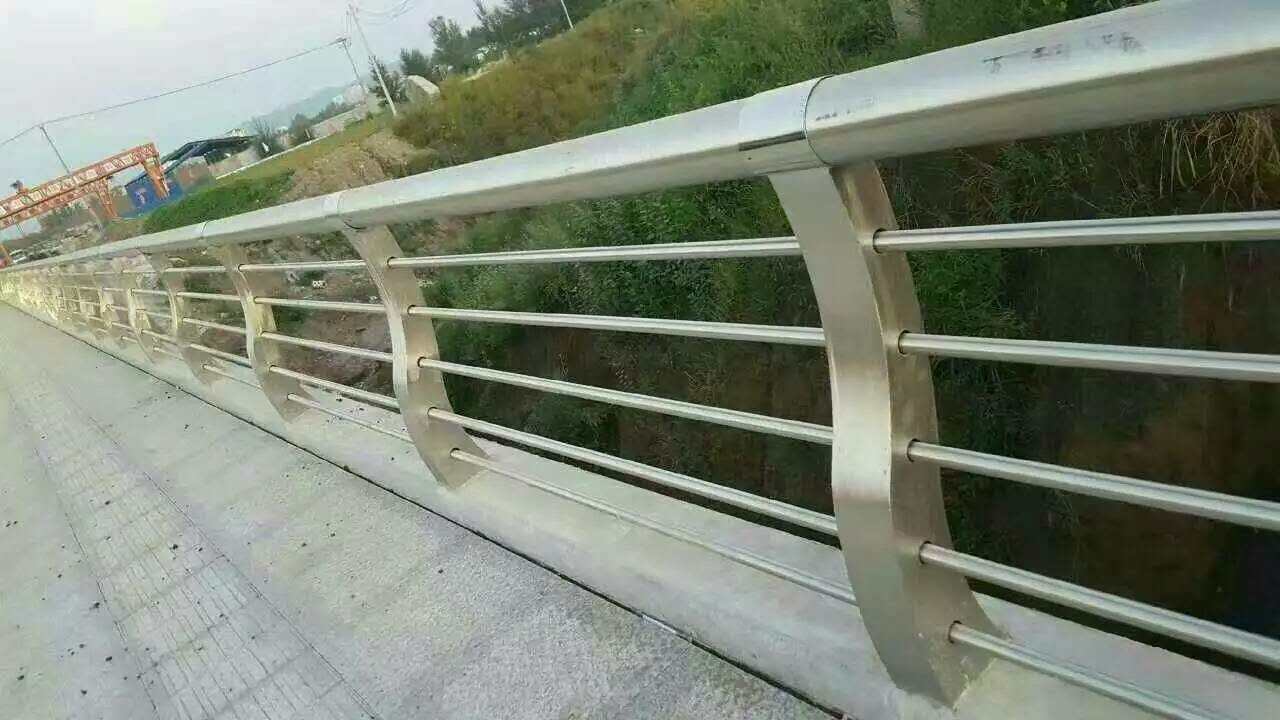 广东纯不锈钢桥梁护栏